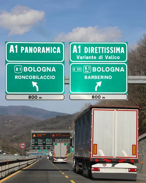 Carrefour sur autoroute italienne pour aller sur la ville de Bologne — Photo