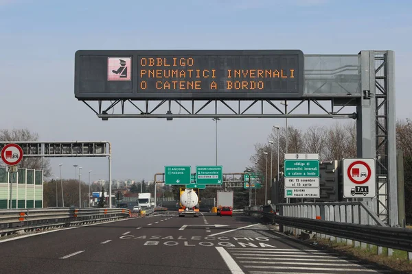 Sinal de estrada em língua italiana que significa Obrigação equ inverno — Fotografia de Stock