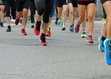 koşucular bir yol maratonuna katılıyor