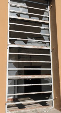 tamamen vandallar ve metal çubuklar tarafından kırık cam pencere