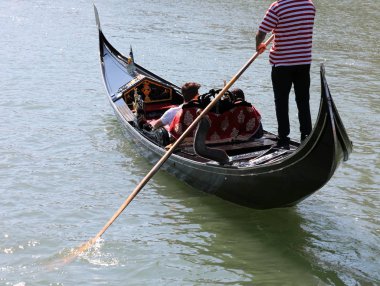 Gondol üzerinde gondol tipik tekne wa turist almak için