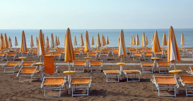 insanlar olmadan sahilde şezlong ile kapalı şemsiye 