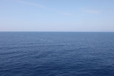 basit deniz ve mavi gökyüzü arka plan