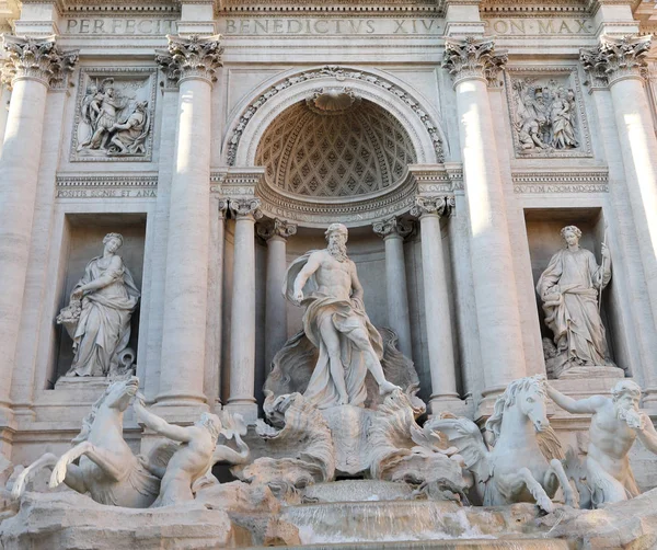 喷泉雕像在罗马称为丰塔纳迪特雷维 — 图库照片