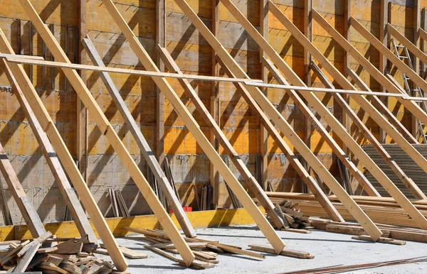 Sturdy wooden supports on a construction site — Stock Photo, Image