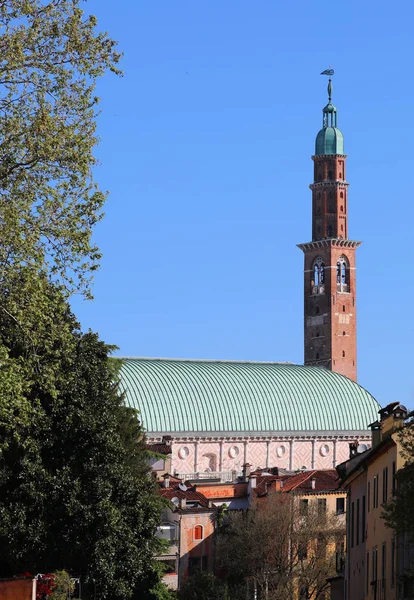 Bazylika Palladiana w Vicenza City we Włoszech z dzwonnicą cal — Zdjęcie stockowe