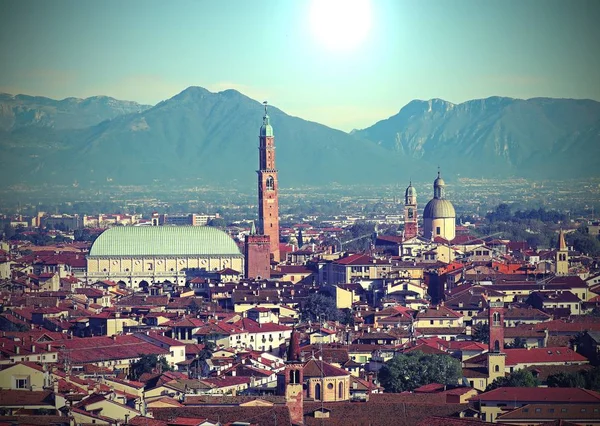 Basilica Palladiana in Vicenza stad met hoge klokkentoren genaamd — Stockfoto