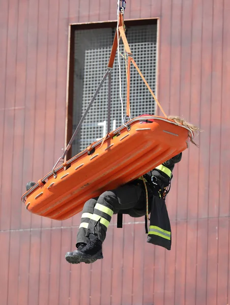 Special stretcher for the rescue of the injured is lowered with — Stock Photo, Image