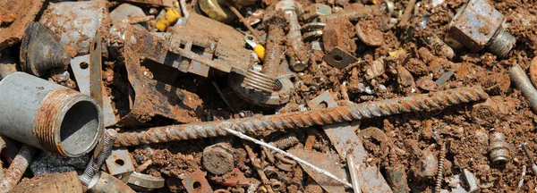 Металлолом и старые ржавые орудия использования железа в переработке — стоковое фото