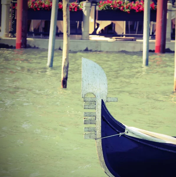 Bug der Gondel mit der charakteristischen Form in Venedig darin — Stockfoto