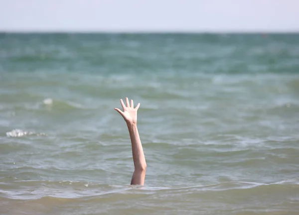 Person during the drowning in the sea asking for help — Stockfoto