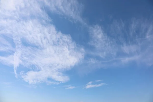 Fundo simples de céu azul e nuvens brancas — Fotografia de Stock