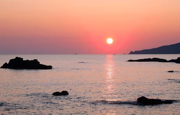 Puesta de sol roja en el mar — Foto de Stock