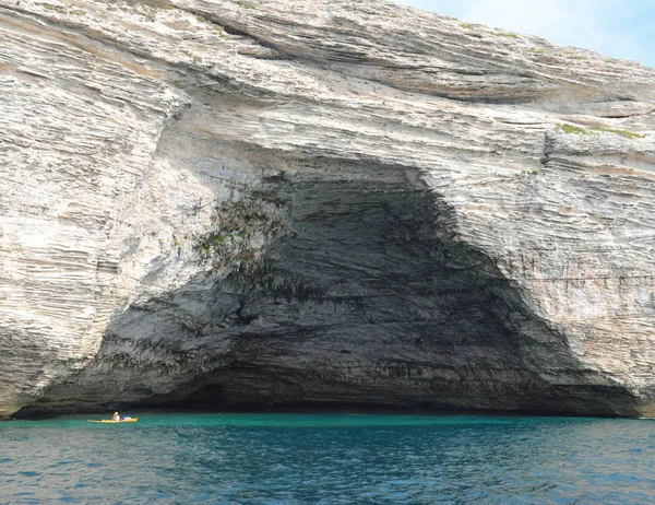 Amplia cueva con entrada similar en Napoleón Bonaparte sombrero en Corsic — Foto de Stock