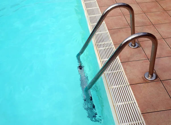 Stepladder of a clear swimming pool without people — 스톡 사진