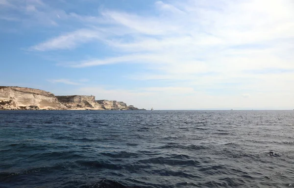Высокие скалы острова Корсика и Средиземного моря н — стоковое фото