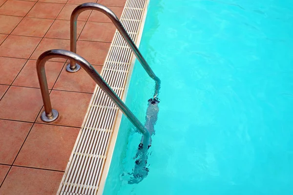 Détail de l'escabeau d'une piscine claire — Photo