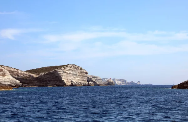 कॉर्सिका बेटावर विस्तृत खडक आणि निळा भूमध्य समुद्र — स्टॉक फोटो, इमेज