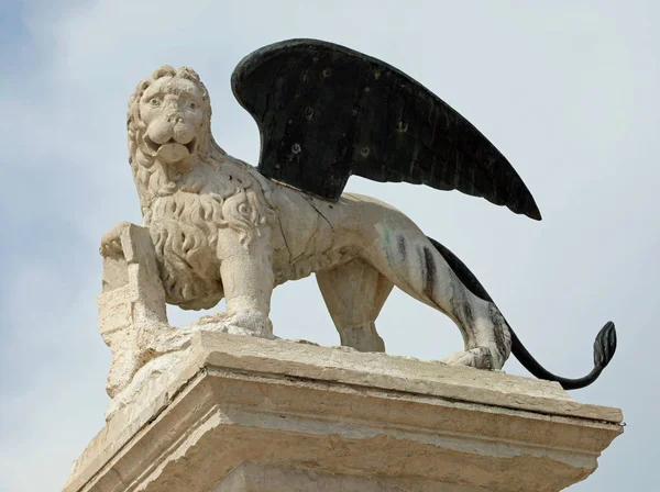 Statue des geflügelten Löwen — Stockfoto