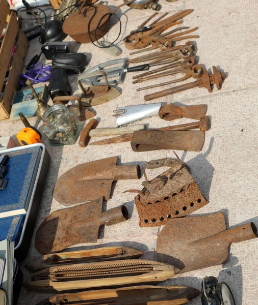 Rusted tools and objects for sale at flea market — Stock Photo, Image