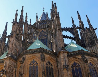 Prag'daki Aziz Vitus Katedrali'nin uçan buttress ve kuleleri