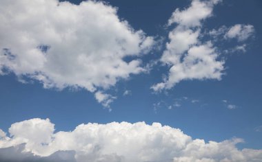 beyaz bulutlar ve mavi gökyüzü ile fon