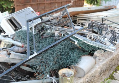 Eski paslı demir birçok parça ile toplama merkezi