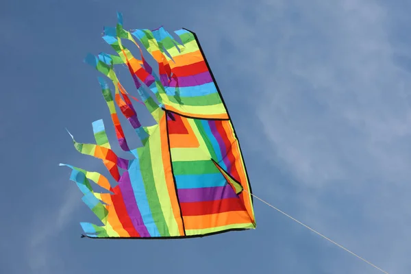 Pipa voando no céu azul — Fotografia de Stock