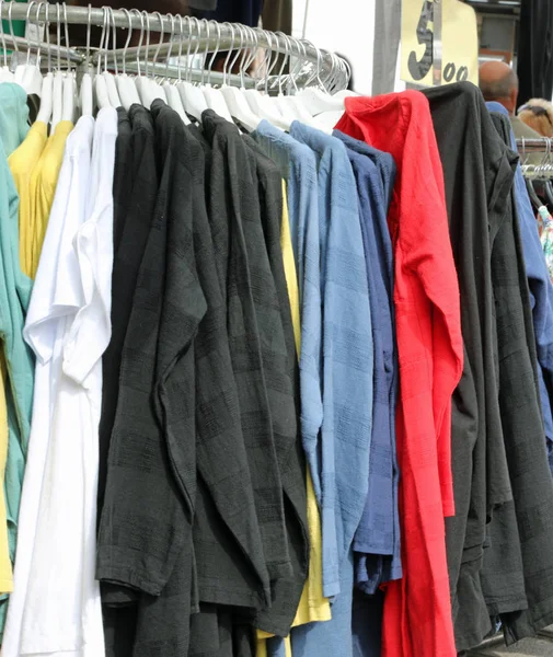 Muchos artículos de ropa en exhibición en un mercado callejero — Foto de Stock