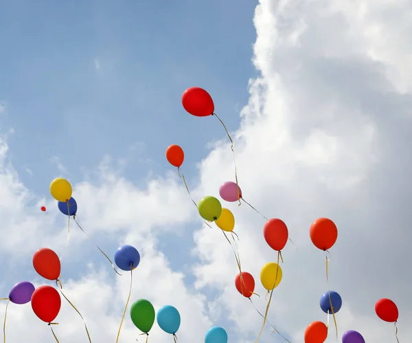 Balões coloridos voam em direção ao céu — Fotografia de Stock