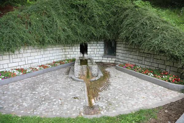 Muinainen suihkulähde Pohjois-Italiassa nimeltään Fontana dei Noci — kuvapankkivalokuva