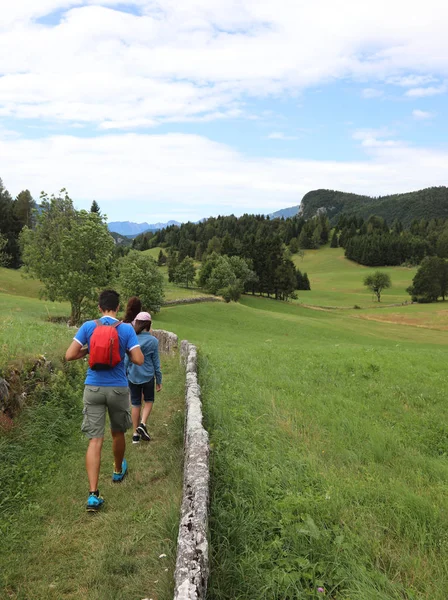 Famiglia sul sentiero di montagna — Foto Stock