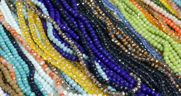 Много красочных жемчужных ожерелий в ювелирном магазине — стоковое фото