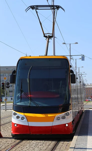 Elektrifizierte Straßenbahn auf der Eisenbahn in der Stadt — Stockbild Straßenbahn auf der Schiene — Stockfoto
