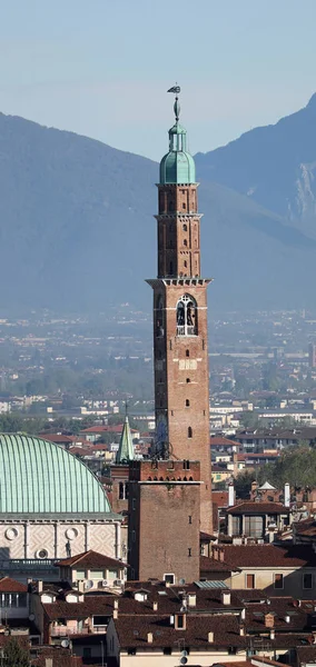 Klocktornet som kallas Torre Bissara på italienskt språk i Vicenza C — Stockfoto