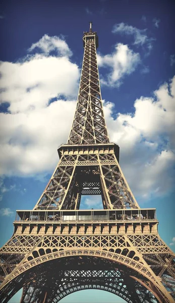 Fantástico símbolo de la Torre Eiffel de París con efecto tonificado oscuro — Foto de Stock