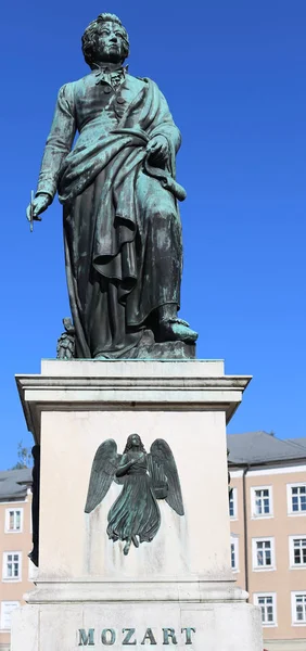 Estatua dedicada al compositor austriaco Mozart en Salzburgo — Foto de Stock