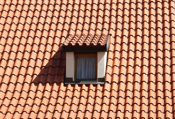 Dach z płytkami i oknem zwanym Dormer — Zdjęcie stockowe
