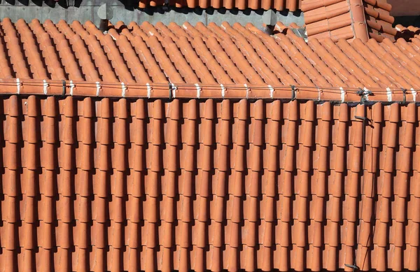 Ziegel auf den Dächern eines europäischen Hauses — Stockfoto