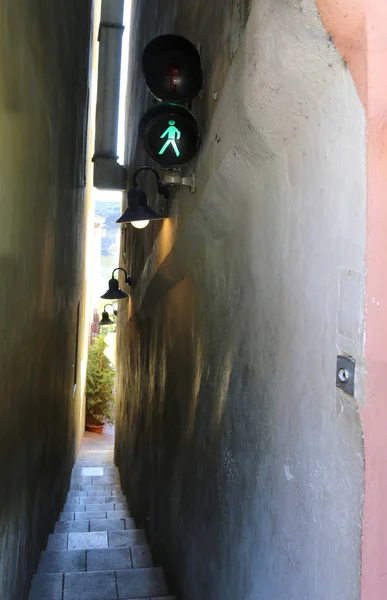 Very narrow street on Prague in Czech Republic called vinarna ce — Stock Photo, Image