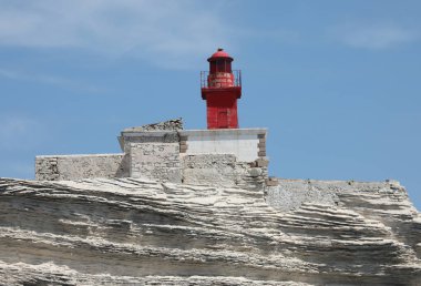 Korsika Bonifacio Town yakınlarındaki kayalık üzerinde Kırmızı Deniz Feneri