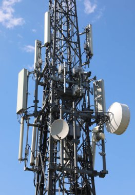 arka planda birçok anten ve mavi gökyüzü ile büyük tekrarlayıcı