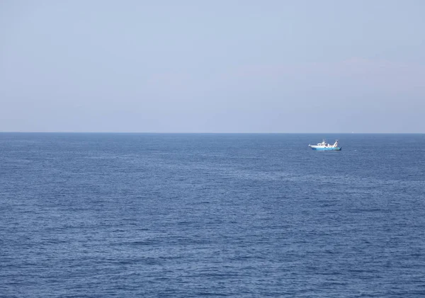 L'eau de l'océan et le ciel bleu avec bateau de pêche — Photo