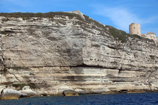 Costa de Cliffed na cidade de Bonifacio com escada do rei de Aragão em — Fotografia de Stock