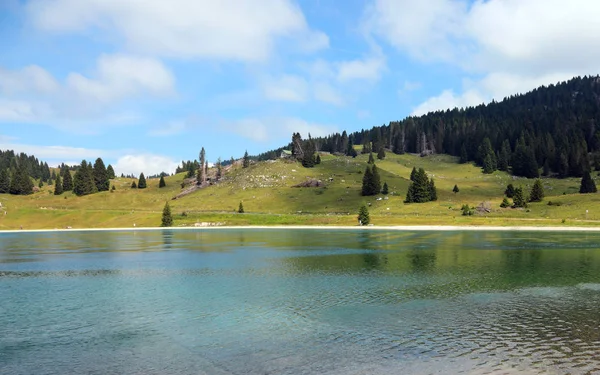 Pequeño lago con agua pura en la montaña —  Fotos de Stock