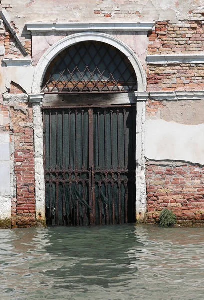 Gate on the water of Grand Canal in Venice in Italy — Stock Photo, Image