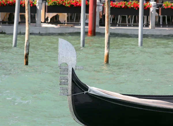 Boeg van een boot genaamd Gondola typisch Nautic vaartuig in Venice ita — Stockfoto