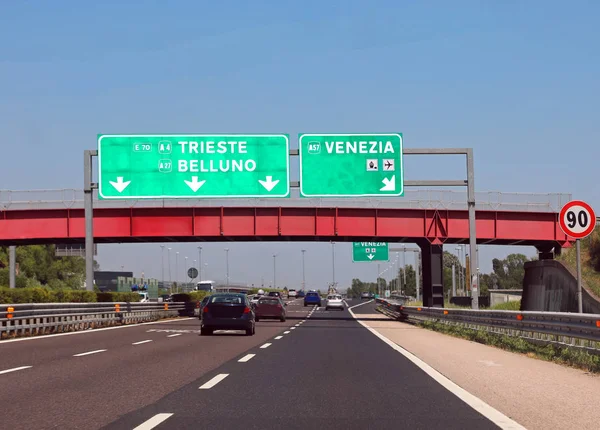 Перехрестя в італійському шосе — стокове фото