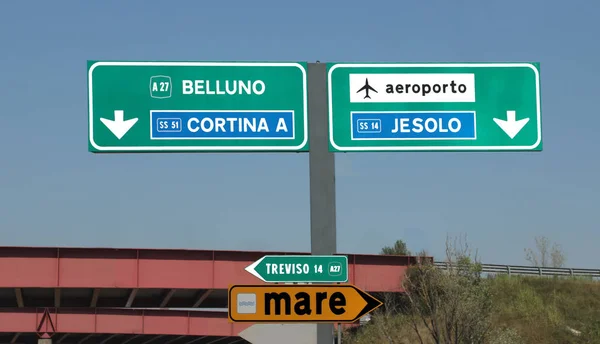 Encrucijada en la carretera italiana a muchas ciudades y a jalá que — Foto de Stock