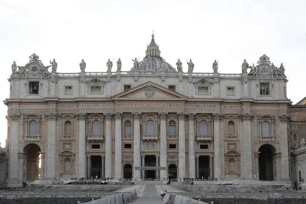 Plaza de San Pedro en la Ciudad del Vaticano y la Gran Basílica — Foto de Stock